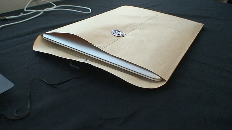 Illustration for article titled MacBook Air Unboxed, Compared to Sony VAIO